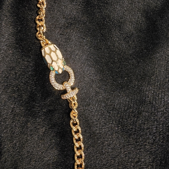 21kgp Dubai Jewelry Elegant Gold Bracelet with Green Accents - Picture 3 of 13